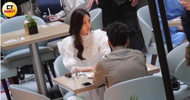 在与严艺文结束笑闹之后，曾莞婷迅速板起脸孔做出严肃表情。（图／本刊摄影组）