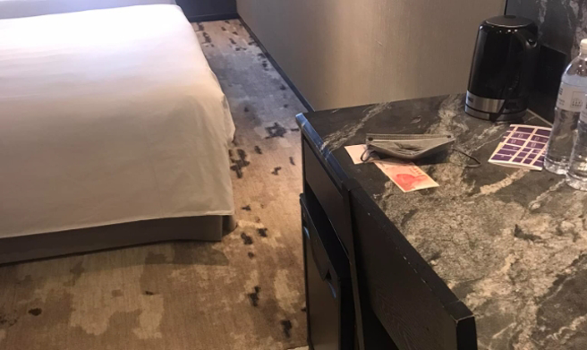 房务人员打扫时看到桌上放着百元钞，认为可能是小费，但由于是续住房，且钞票不是放床上让她不敢拿。（翻摄爆废公社二馆）