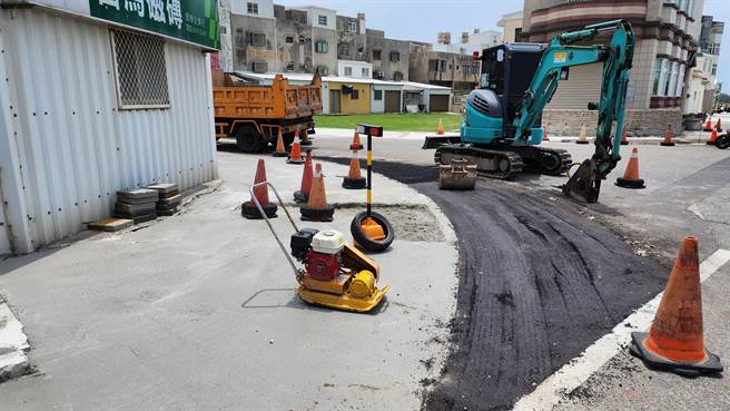 路口截角内缩，让车辆更方便转弯。（许逸民摄）