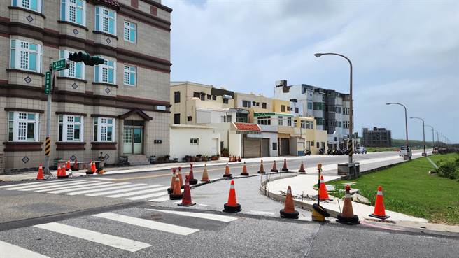 前设计的街廓外推造成转角R值过小大型车辆不易通行，现在正改善中。（许逸民摄）