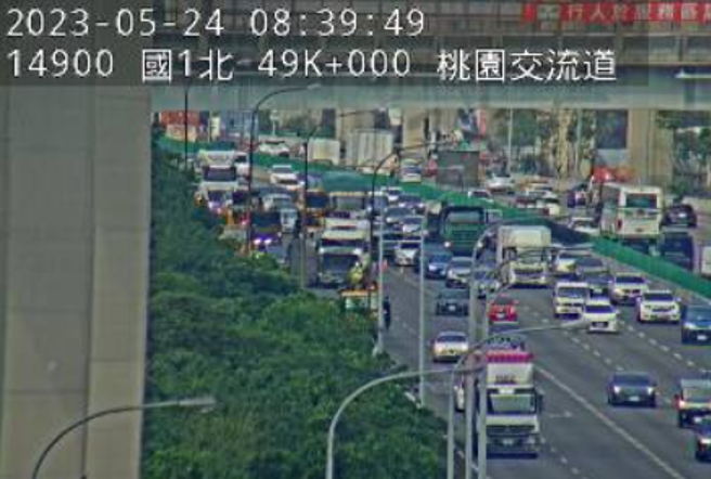 国1北上桃园段大货车翻覆酿追撞回堵5公里，紧急应变小组抢救。(翻摄高速公路1968)