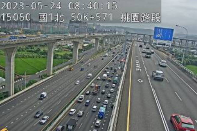 国1北上桃园段大货车翻覆酿追撞回堵5公里，紧急应变小组抢救。(翻摄高速公路1968)