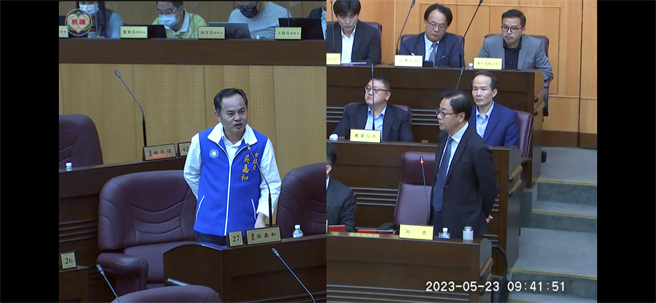 吴嘉和认为过去8年中坜区建设停滞不前，要求张善政重视中坜未来发展。(蔡依珍摄)