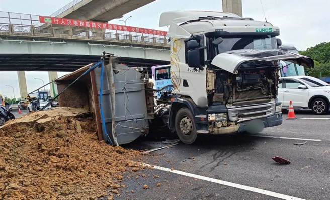 国道1号北向50公里桃园路段今天早上发生联结车疑似未保持安全距离，追推撞2部小客车，砂土倾倒在国道上。（翻摄照片）