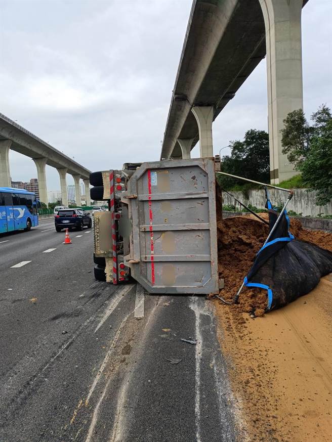 国道1号北向50公里桃园路段今天早上发生联结车疑似未保持安全距离，追推撞2部小客车，砂土倾倒在国道上。（翻摄照片）