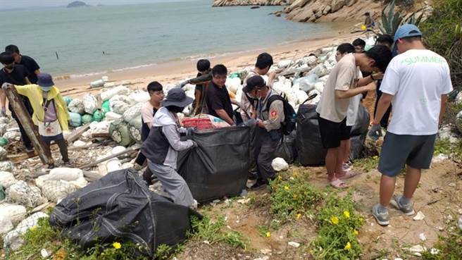 大家攜手同心淨灘，移除岸上漂流垃圾活動，充分展現軍民一家的精神。(圖／金大提供)