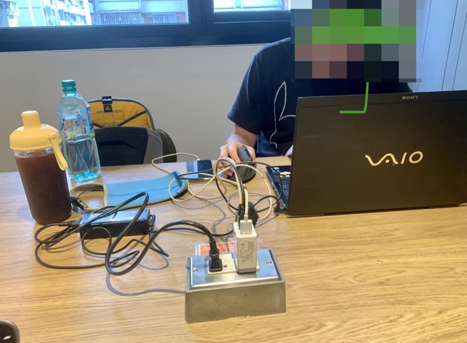 一名网友质疑一名男子未消费却占用插座，PO文公开后遭围剿。（翻摄爆废公社二馆脸书）