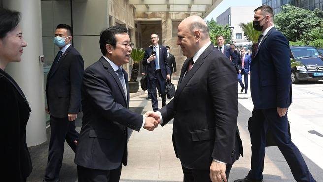 俄罗斯总理米舒斯京23日抵达中国，访问中石化上海石油化工研究院。（翻摄自观察者网）