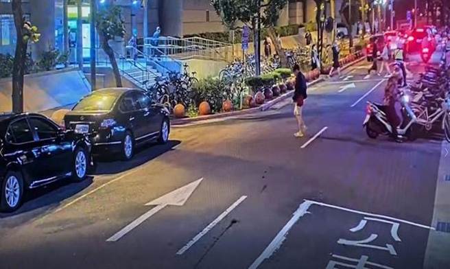 65岁林姓男子违规穿越车道。（翻摄画面）