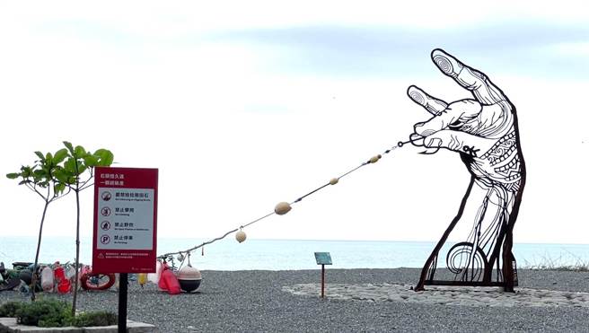 台东县达仁乡海边盛产南田石，趣味标语提醒民眾勿捡拾。（蔡旻妤摄）