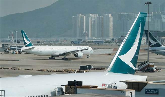 国泰航空空服员爆出歧视非使用英语乘客事件，香港特首李家超对此表示痛心、不容再发生。（中新社资料照）