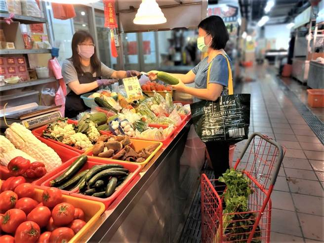 新竹市环保局将于6月1日起至11月30日在全市3处公有市场，办理「迺菜市自备袋，月月抽买菜金」活动。（陈育贤摄）
