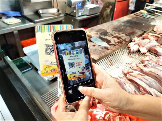 新竹市环保局将于6月1日起至11月30日在全市3处公有市场，办理「迺菜市自备袋，月月抽买菜金」活动。（陈育贤摄）