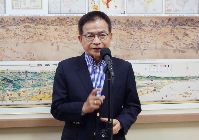 赖士葆今再批评，「吴钊燮骗国人不知道，抛出这个议题，还说有沟通内容不能说，那不是故弄玄虚吗？」（姚志平摄）