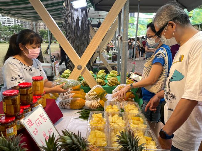 「神农市集」集结全高雄区域优质小农与中南部地区优选农园共同展售，是选购时令鲜果的好地方。(高雄市农业局提供)
