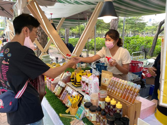 匯集百摊优质在地小农与中南部地区优选农园共同展售，还有多组街头艺人互动演出以及免费试吃活动(高雄市农业局提供)
