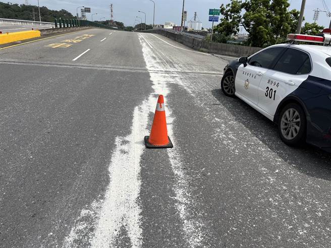 头份市鸡农载运碎米散落台1线干道害机车骑士惨摔。（读者提供／谢明俊苗栗传真） 