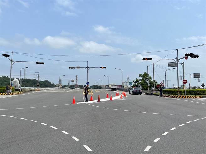 头份市鸡农载运碎米散落台1线干道害机车骑士惨摔。（读者提供／谢明俊苗栗传真）