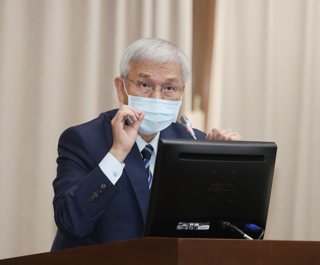 立法院财政委员会24日审查「中央银行法部分条文修正草案」等案，央行总裁杨金龙（图）上台答询。（刘宗龙摄）