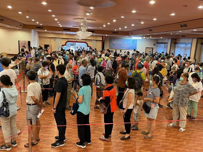 （中钢24日起开放领取股东会纪念品「伞Q」，高雄领取地点国军英雄馆一早就出现大排长龙的景象。图／中钢提供）