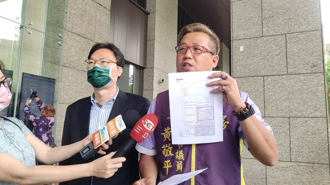 参加国民党立委桃园市第5选区的桃园市议员黄敬平质疑民调不公，今天到桃园地院递状声请假处分暂停民调。（赖佑维摄
