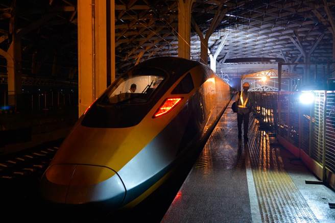 一带一路十年磨一剑！大陆高铁海外第一单，印尼雅万高铁将通车。图为2023年5月22日印尼雅加达哈利姆车站结束首次联调联试的雅万高铁综合检测列车停靠月台。（新华社）