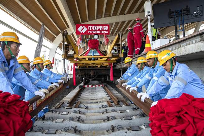 一带一路十年磨一剑！大陆高铁海外第一单，印尼雅万高铁将通车。图为2023年3月31日印尼雅加达雅万高铁哈利姆车站，工人铺设雅万高铁全线最后一根钢轨。（新华社）
