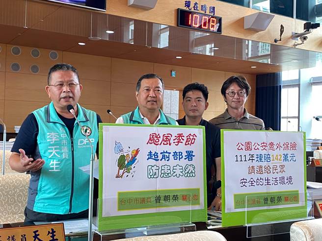 市议员李天生、曾朝荣、蔡耀颉及江肇国指出，颱风季节市府防灾要超前部署，请市府要求建商拆除塔吊。（张亦惠摄）