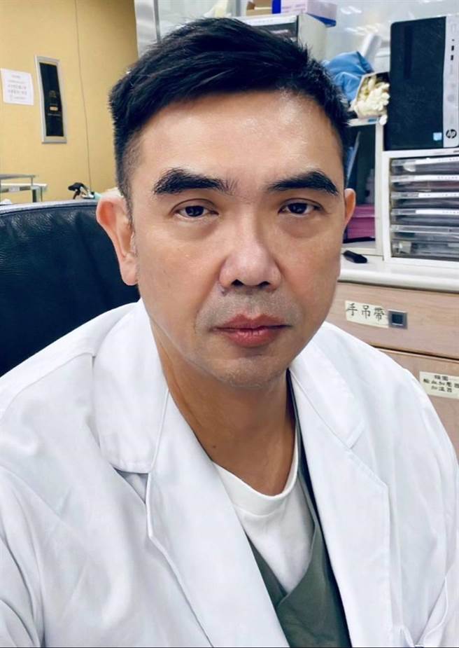 陈光侠说明，蜜蜂的螫针上有毒囊，毒囊如果没有及时移除，会持续地将毒液注入人体，造成皮肤发炎。（医师陈光侠公／杨舒婷传真）