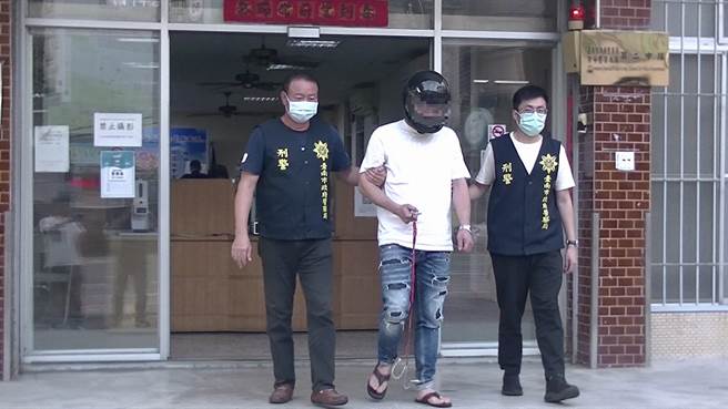 319枪击案中涉贩售改造枪弹给主嫌陈义雄的吴旻璟（中），出狱后仍持枪贩毒，警方22日在查获他持有枪毒，依法送办。（读者提供／曹婷婷台南传真）