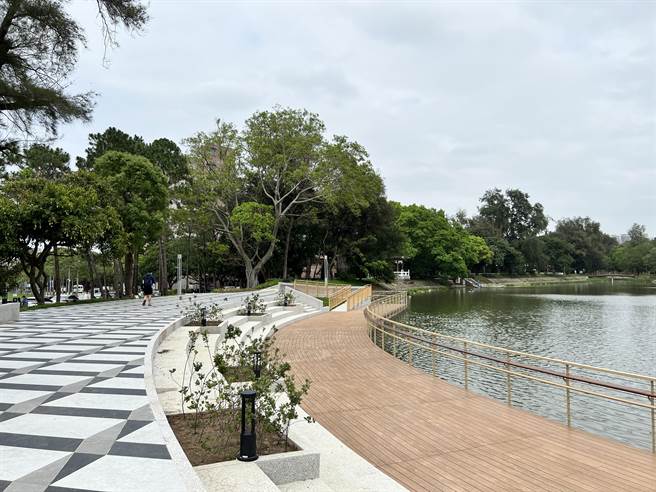 成功湖是清大重要地标，近年因严重淤积导致水质混浊，校方编列7500万元整治1年后，近期已完工，打开围篱以崭新样貌现身。（王惠慧摄）