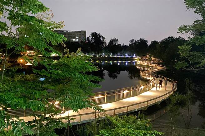 成功湖夜景令人流连忘返。（清大提供／王惠慧新竹传真）