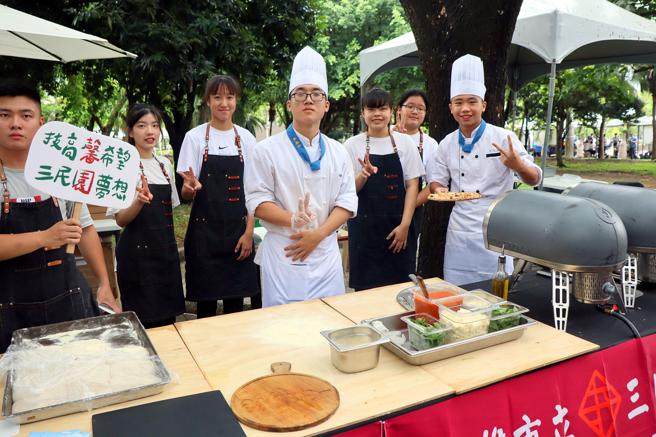 三民家商现场烘烤披萨(高雄市教育局提供)
