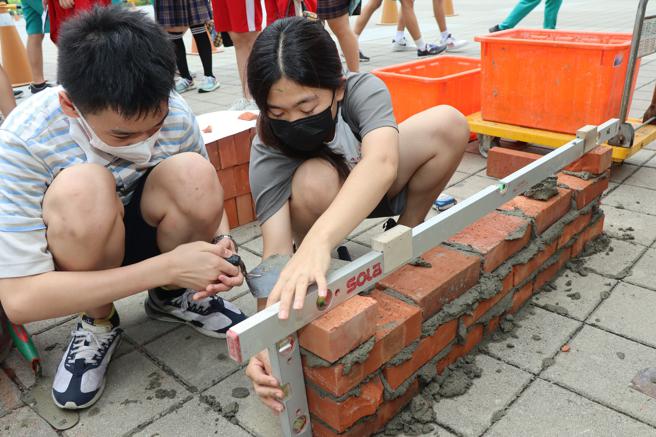中正高工学生现场砌砖等(高雄市教育局提供)
