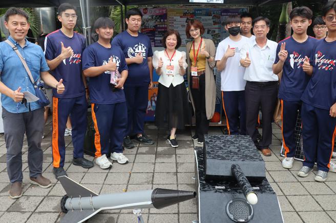 大荣高中推出火箭与坦克造型新电动科技(高雄市教育局提供)
