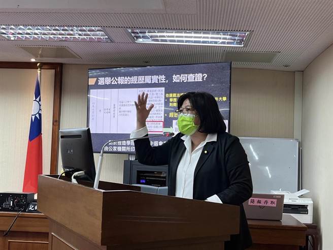 王美惠提出，曾经公报上也曾刋登，跳海、跳楼、跳火的叙述，但中选会经审核后，还是照稿刋登，这样是否妥当。（王美惠办公室提供／游念育台北传真）