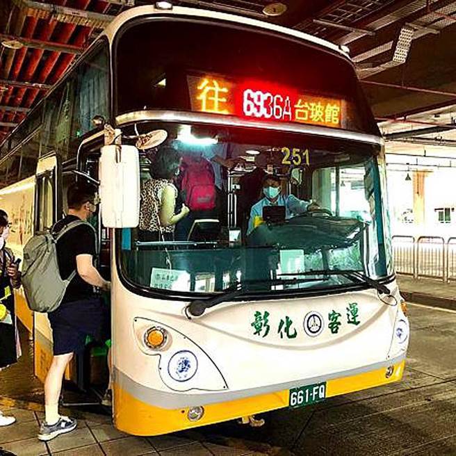 民眾使用电子票证或以行动支付搭乘台湾好行鹿港祈福线（含快线），即享车票半价优惠。（彰县府提供／孙英哲彰化传真）