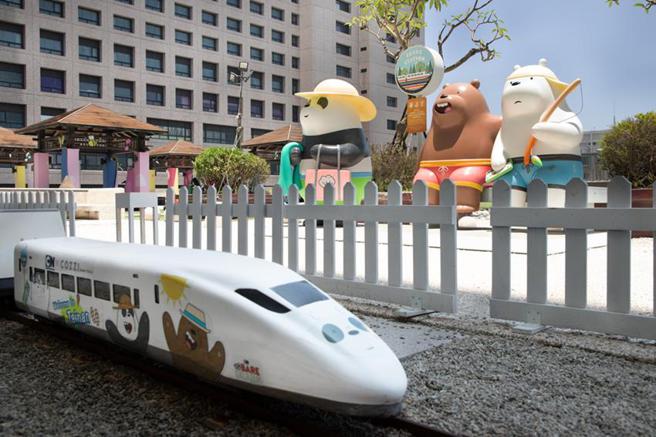 和逸饭店‧台南西门馆的嘟嘟小火车环游占地500坪的户外奇趣操场，深受亲子家庭喜爱。（图／和逸饭店台南西门馆提供）