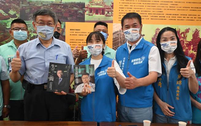 苗栗县长锺东锦（右二）在去年竞选县长期间，与民眾党主席柯文哲（左一）互动频繁。（李京升摄）