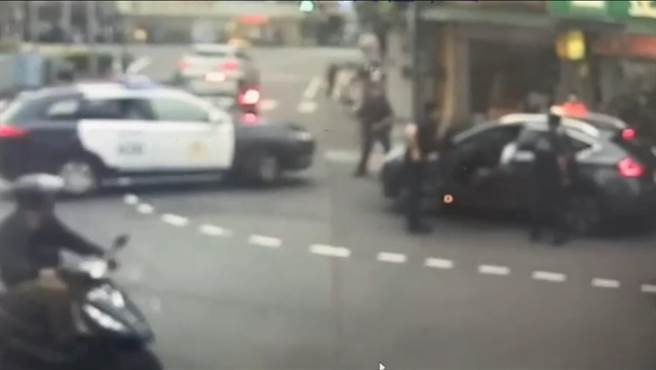 警方顺利拦截嫌犯车辆。（警方提供）