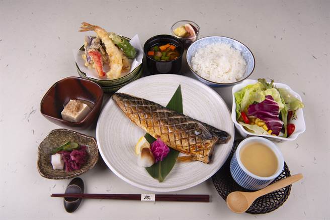 「舞」日本料理双人午餐定食，可自由选择牛肉寿喜烧或鲭鱼定食共两客，优惠价999元。(宜兰力丽威斯汀度假酒店提供)