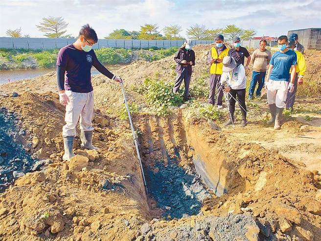 台南市政府环保局2020年12月採样查验明祥馨公司清理炉碴是否确实。（本报资料照片）