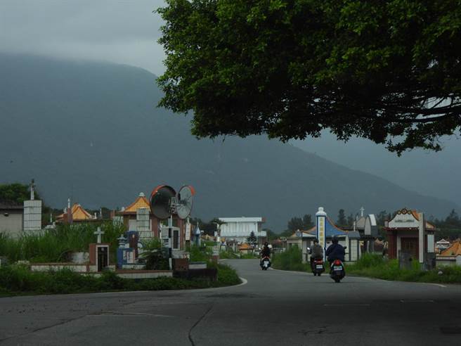 花莲县道193线新城乡三栈以南到七星潭逾6公里路段，路幅狭窄，地方要求拓宽道路声浪不断。（罗亦晽摄）