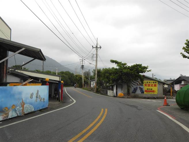 花莲县道193线新城乡三栈以南到七星潭逾6公里路段，路幅狭窄，且行经社区时有多处急弯，恐有安全疑虑，因此地方要求拓宽道路的声浪不断。（罗亦晽摄）