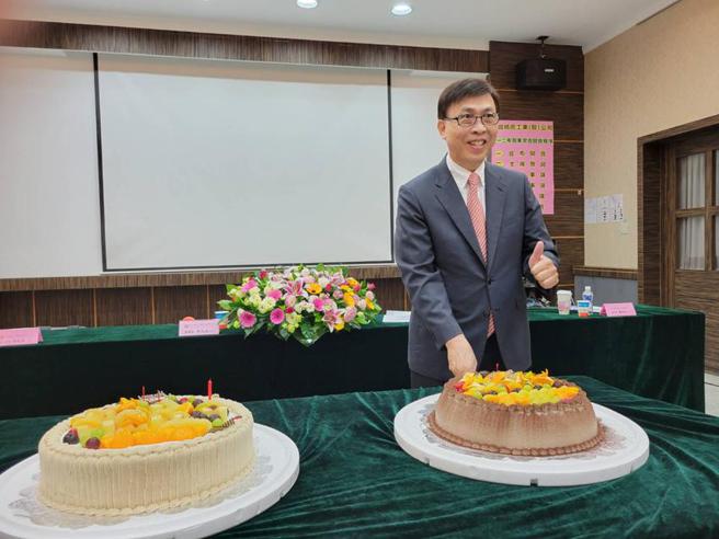 大田24日召开股东常会，员工同时为董事长李孔文庆生，图为李孔文在股东会后切生日蛋糕的画面。（图／顏瑞田）
