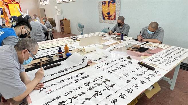 台南第二监狱去年成立艺术班，让收容人在监服刑期间，仍能吸收新知、修心养性。（张毓翎摄）