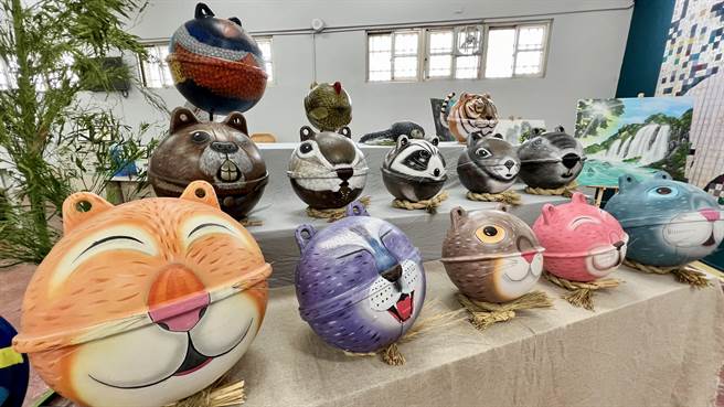学员们把不起眼、海边的废弃浮球，华丽变身为艺术猫、农家及森林系列等作品。（张毓翎摄）