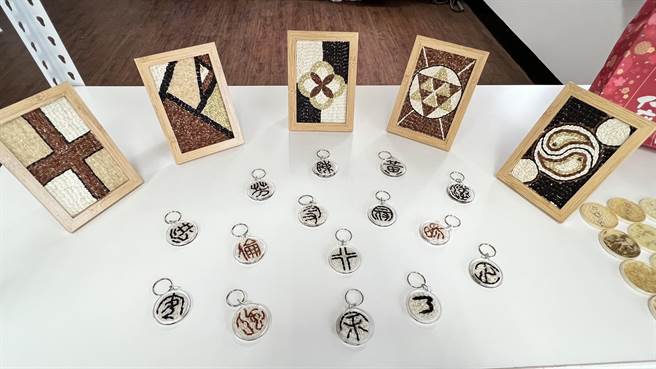 学员创作的米画作品。（张毓翎摄）