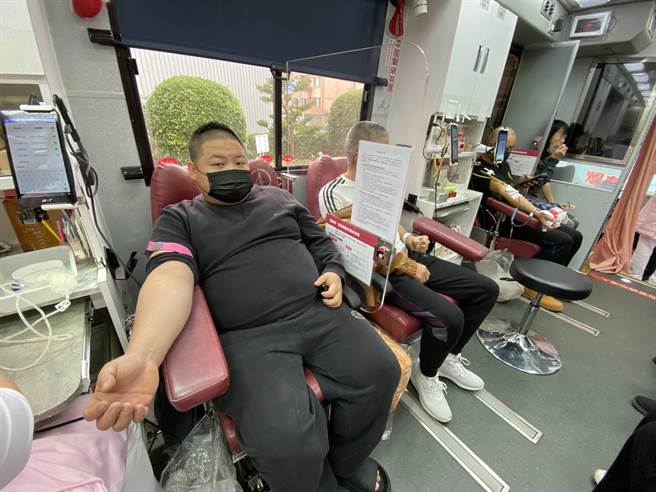 卫生局呼吁地区军民踊跃捐出热血、传送爱心，响应「捐血一袋、救人一命」的快乐。(于家麒摄)