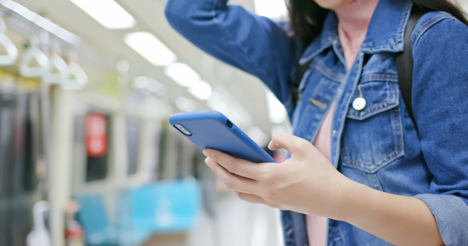 她上班搭捷运睡着，突然听到「快醒醒」。（图／shutterstock）